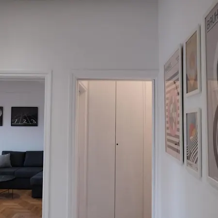 Apartament Synpiraeus & *